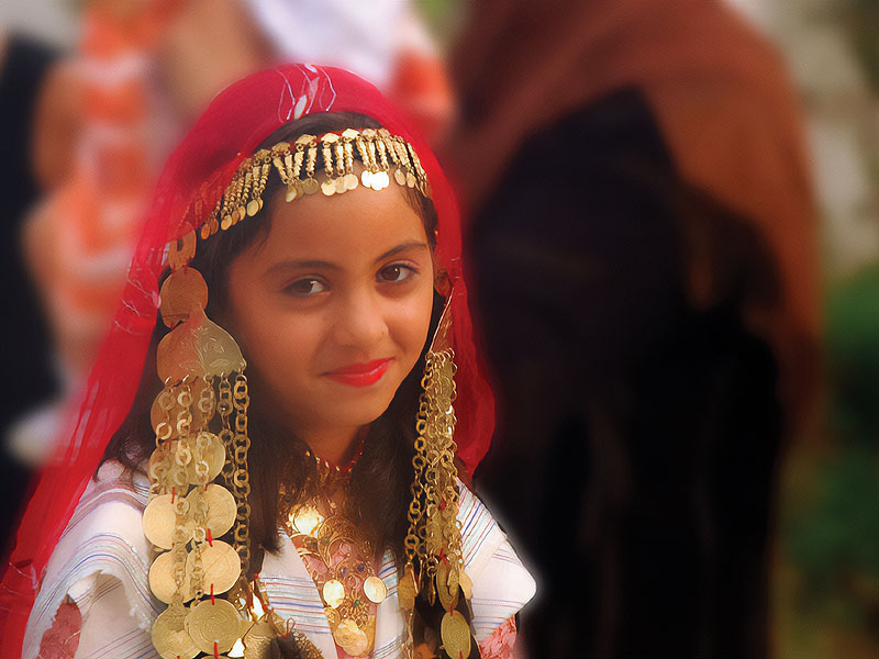 突尼西亚妇女的传统服装：符号和标志  自人类学的观点, 以巴尔 哈马为例来探讨 