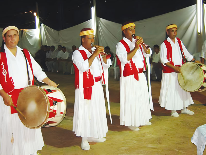 简介：卡尔卡纳鼓手乐队在恢复卡尔卡纳群岛传统婚礼仪式的作用