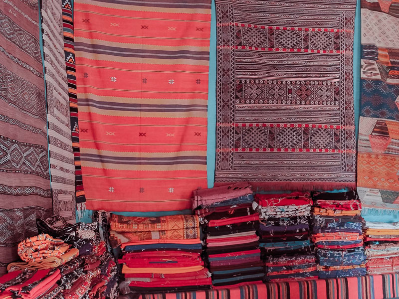 简介： 突尼斯地毯装饰中的图案的研究